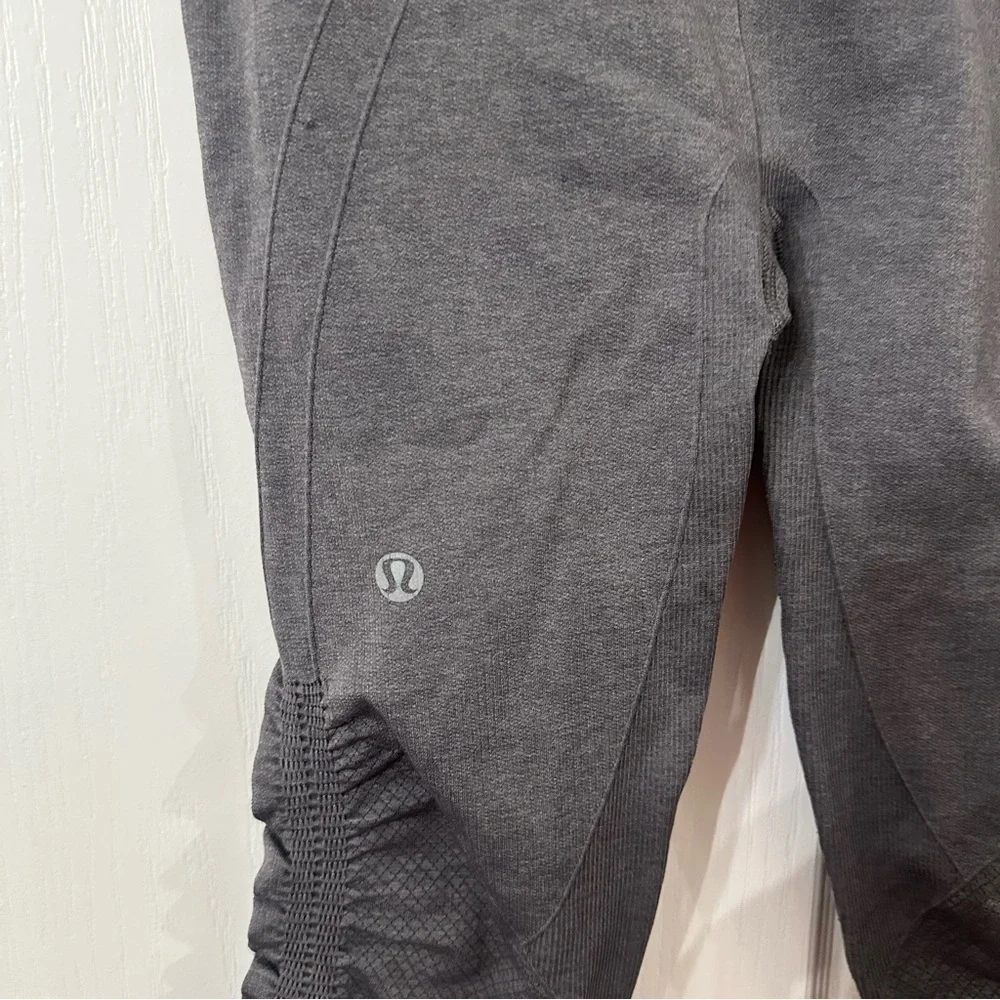 Lululemon In The Flow cropped leggings, Size 4